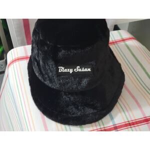 Blazy Susan Furry Bucket Hat NWOT